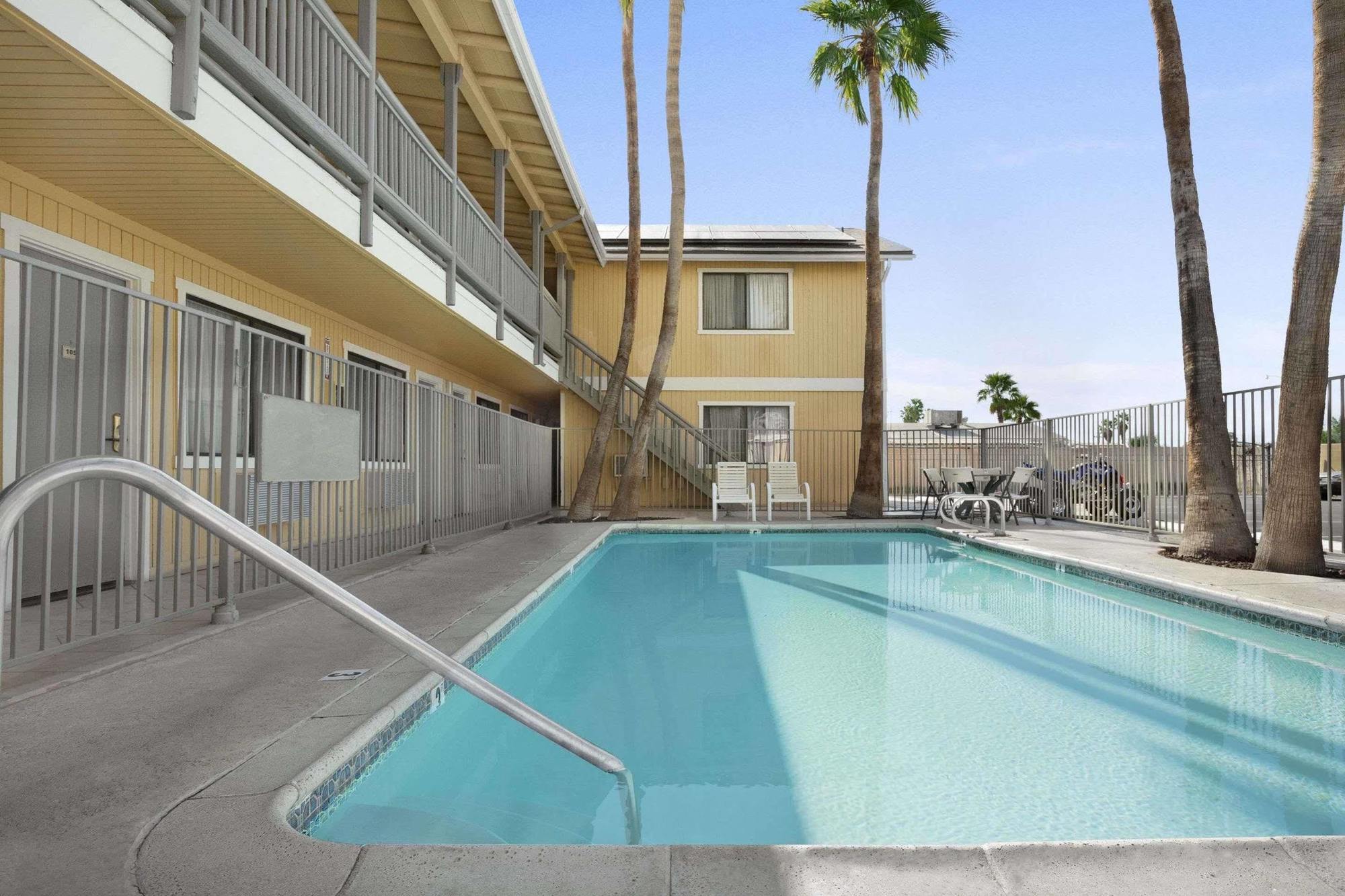 Super 8 By Wyndham El Centroモーテル エクステリア 写真